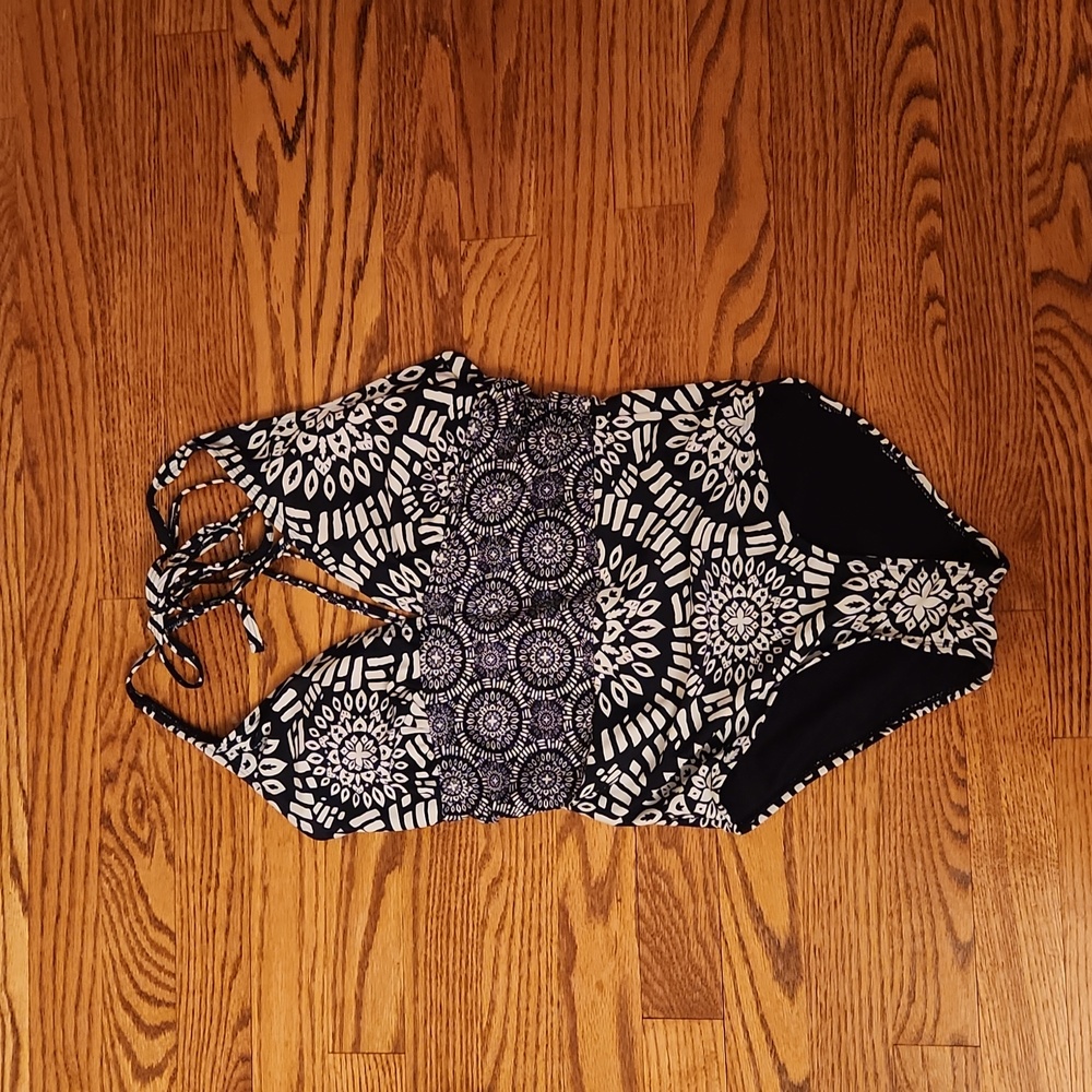 Nicole Miller navy/white geometric one piece swim 6